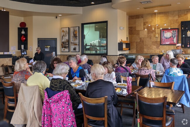 Kings Ridge's hungry lunch crowd can grab a bite at Akina Sushi.