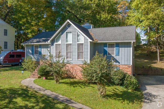 Older neighborhoods in Union Ridge boast diverse home styles and well-maintained lawns.