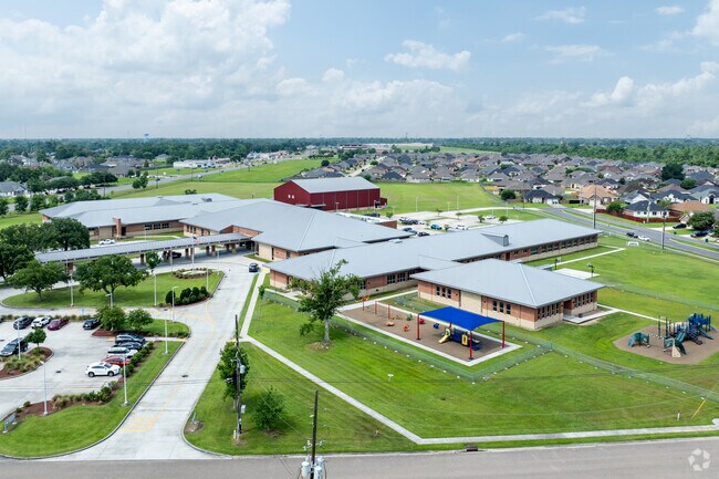Lake Pontchartrain Elementary School has an 18:1 student to teacher ratio.
