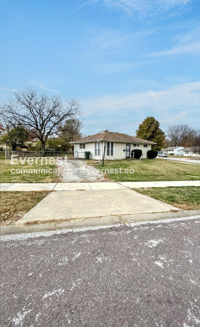 5672 Parchester Dr, Saint Louis, MO 63121 - photo 2