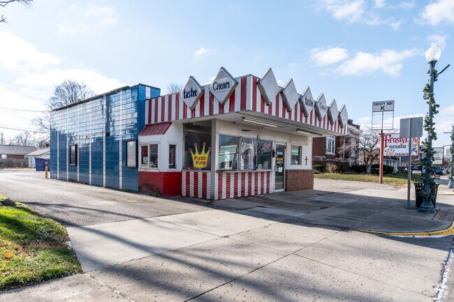 Pizza or ice cream is available at the Pizza King in downtown Knightstown, IN.