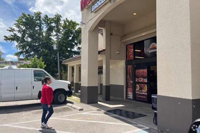 Locals like to get their grocery from small businesses in Sunshine neighborhood.