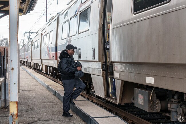 Clifton Heights folks can catch a Septa train into the city from Clifton-Aldan Station.