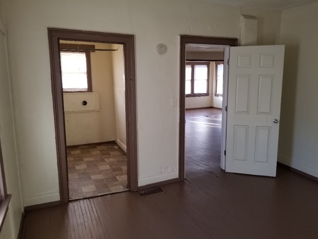 261 Bellview St, Benton Harbor, MI 49022 - photo 3