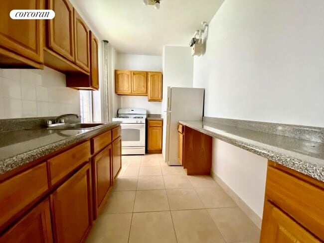 585 Isham St, New York, NY 10034 - photo 3