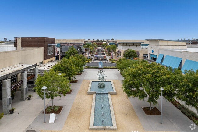 The Collection shopping mall is only a few minutes away from Rose Park.