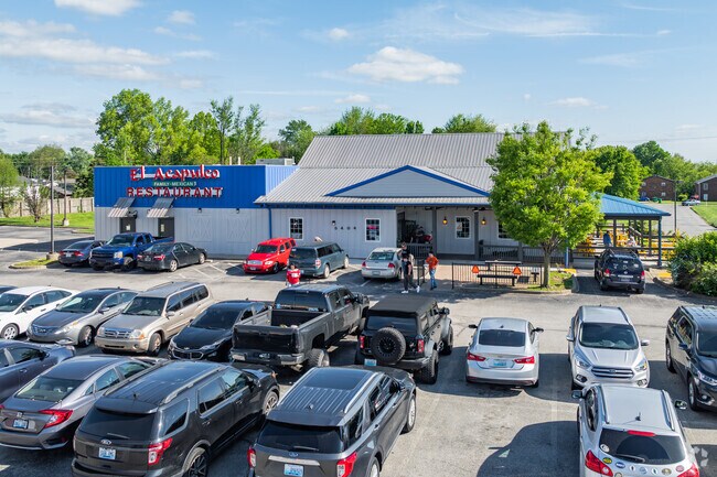 El Acapulco serves up delicious authentic cuisine and cold drinks to Hillview residents.