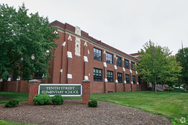 Tenth Street Elementary School is a public school located in Oakmont.
