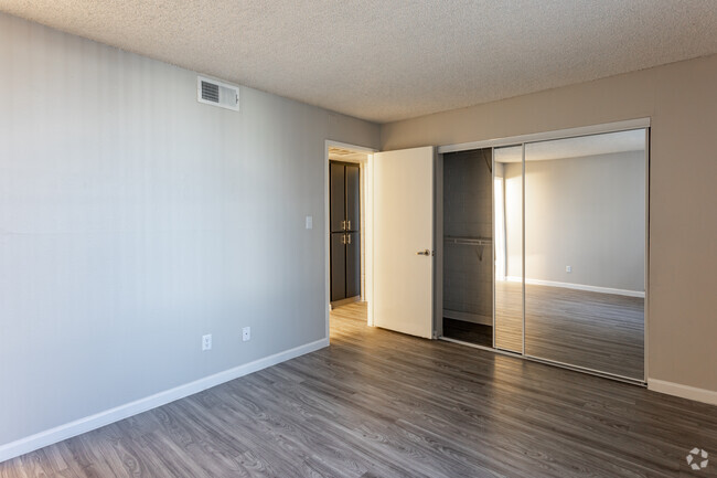 2BR, 2BA - 881SF