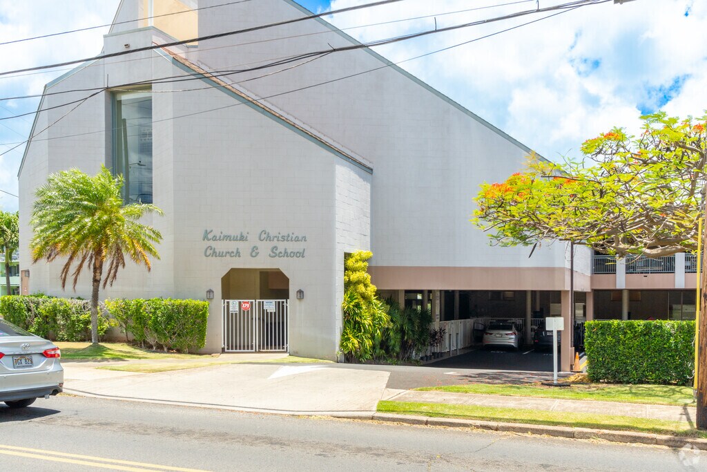 Kaimuki Christian School offers exciting extracurricular activities that encourage exploration.
