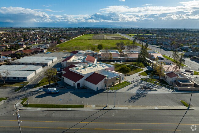 Leon H Ollivier Middle has a 22:1 student - teacher ratio.