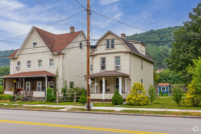 Single-family and multi-family homes are found in Prospect-Woodvale, some on the same streets.
