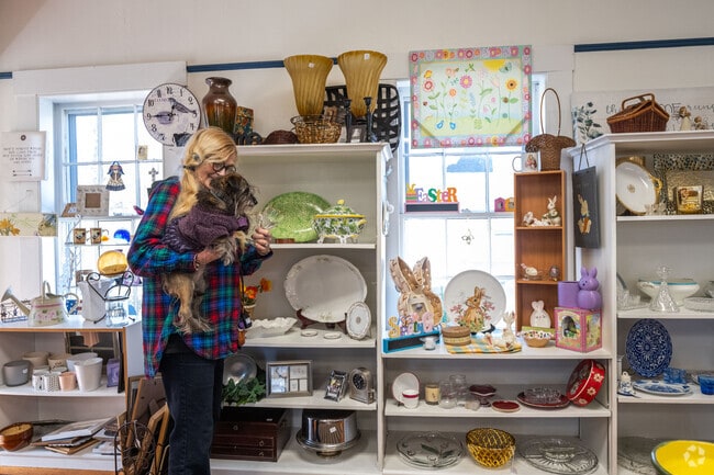 Support the Clift Rodgers Consignment Shops in Marshfield Hills.