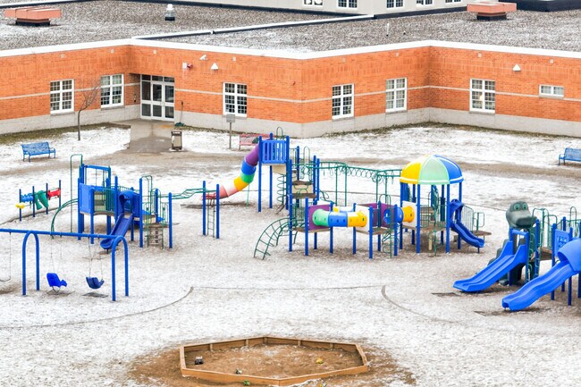 There are 40 full-time teachers and 2 full-time school counselors at Somerset Elementary School.