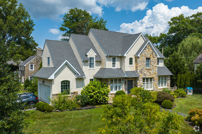 A classic traditional home with a small yard in Northwest Wilmington.