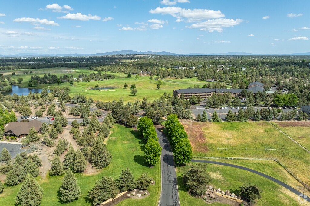 Eagle Crest is a private resort community just west of Redmond that offers an outdoorsy ambience without sacrificing urban convenience.