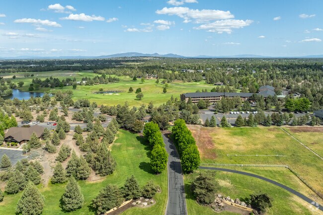 Eagle Crest is a private resort community just west of Redmond that offers an outdoorsy ambience without sacrificing urban convenience.