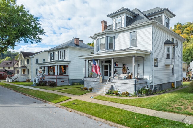 American Foursquare-style homes line the residential streets of Woodsdale, Wheeling.