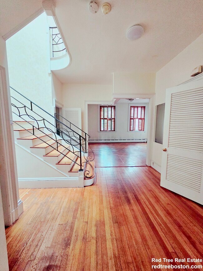 1712 Beacon St unit 2, Brookline, MA 02445 - photo 5