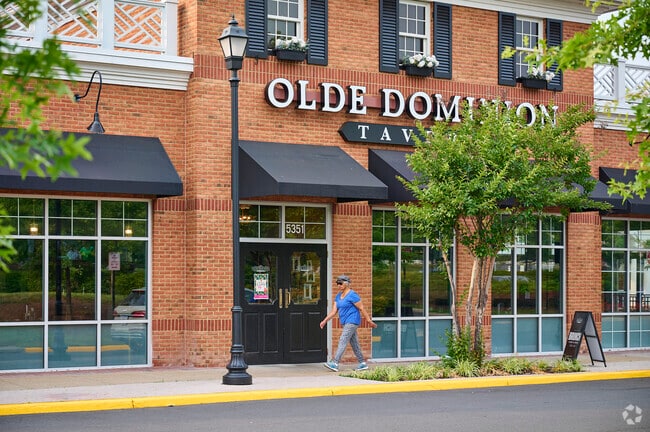 Olde Dominion Tavern is a nearby dining option for Silver Lake residents.