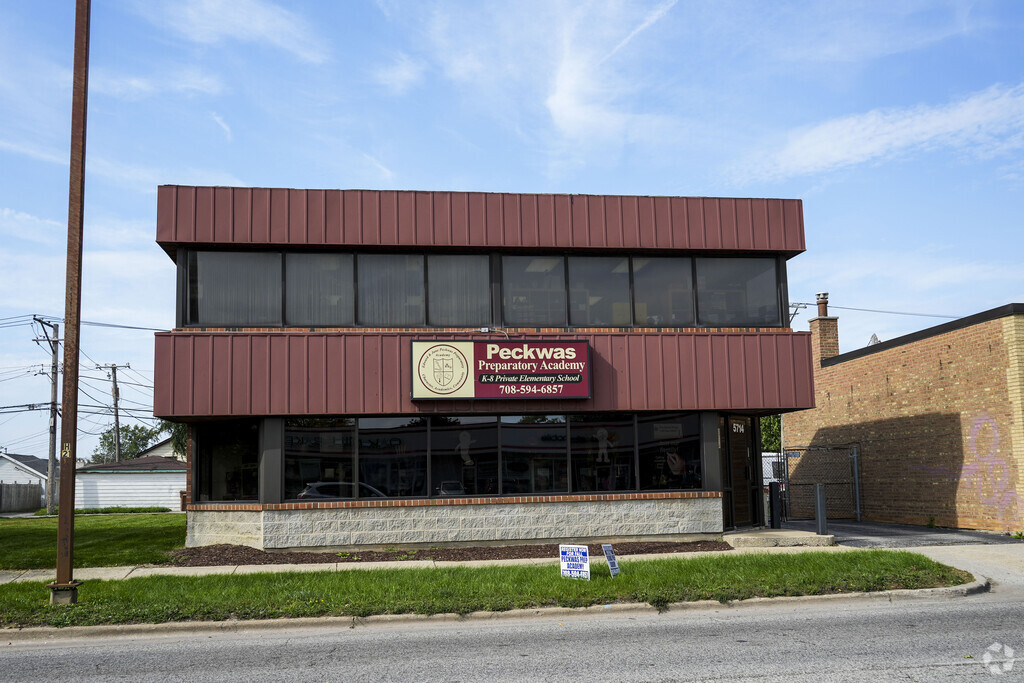 Peckwas Preparatory Academy provides education in the neighborhood of 
Summit.