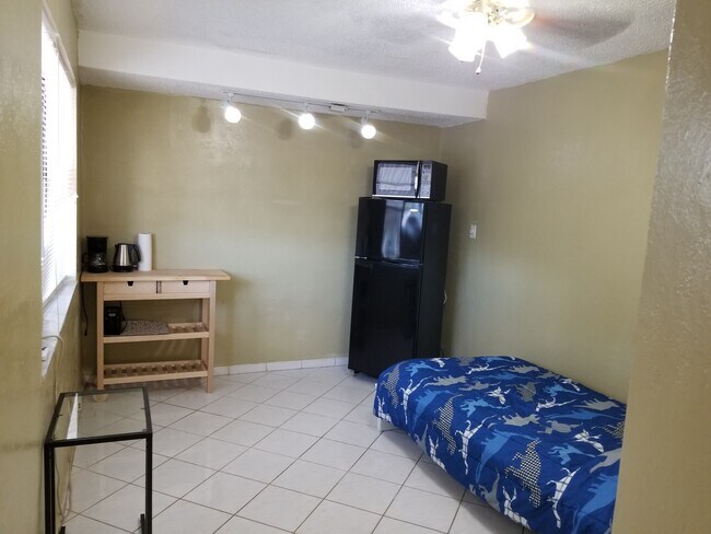 2842 Van Buren St unit 2840, Hollywood, FL 33020 - photo 2