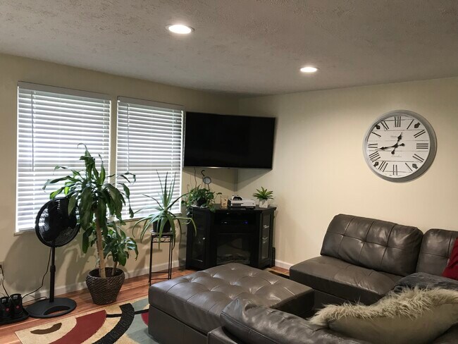 503 Cortland Dr E, Mc Kees Rocks, PA 15136 - photo 5