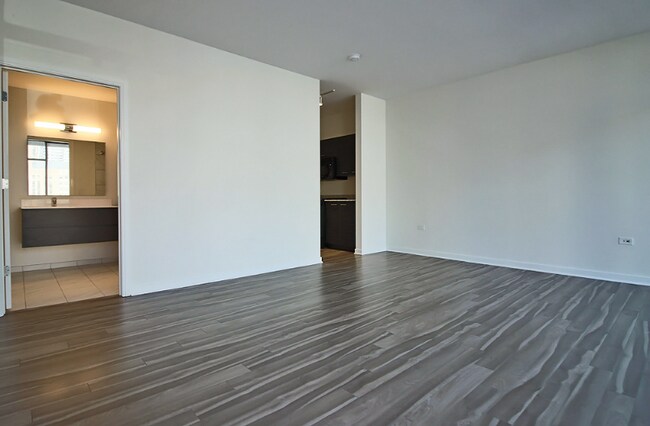136 W Chicago Ave, Chicago, IL 60654 - photo 4
