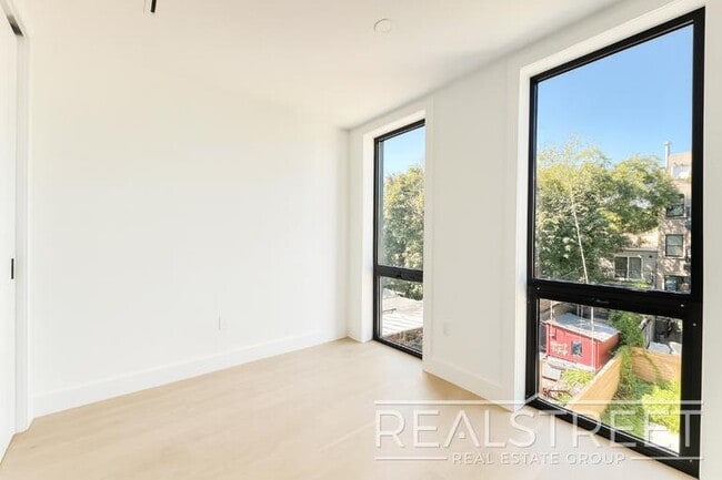 33 Pilling St, Brooklyn, NY 11207 - photo 7