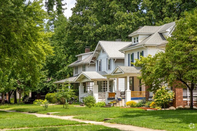 Washington Park Knolls neighbors Springfield’s Washington Park.
