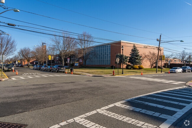 Lyndhurst High School has a student body of 728 students.