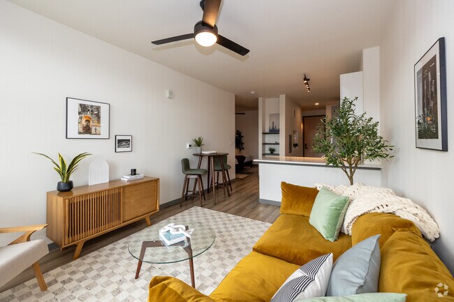 1BR, 1BA - 620SF - Living Room