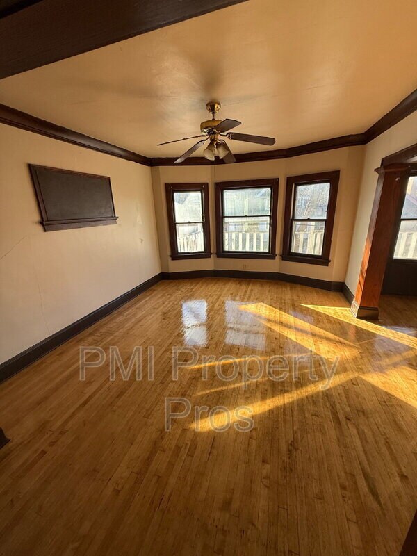 2574 N 41st St, Milwaukee, WI 53210