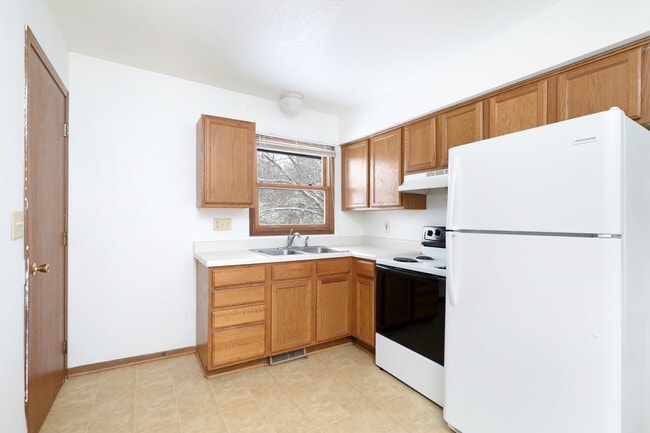 2537 Lynner Dr, Des Moines, IA 50310 - photo 3