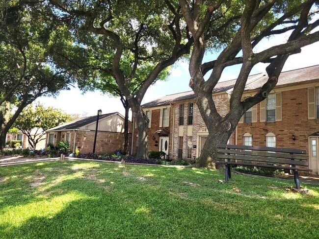 10813 Sandpiper Dr, Houston, TX 77096 - photo 3