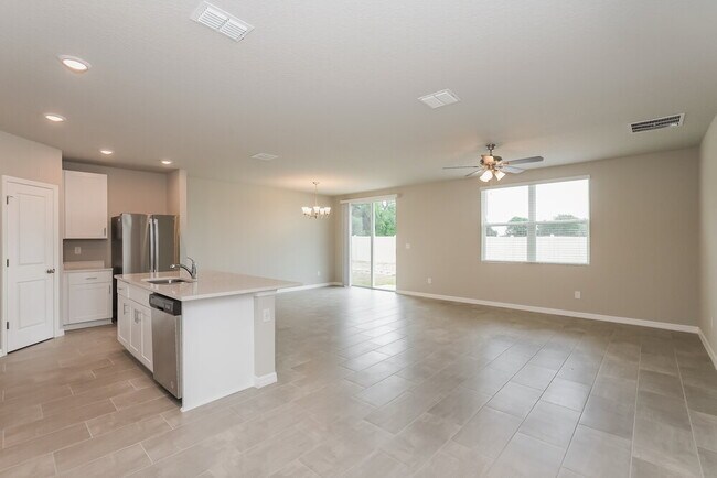 38993 Harlow Rose Dr, Zephyrhills, FL 33540 - photo 4