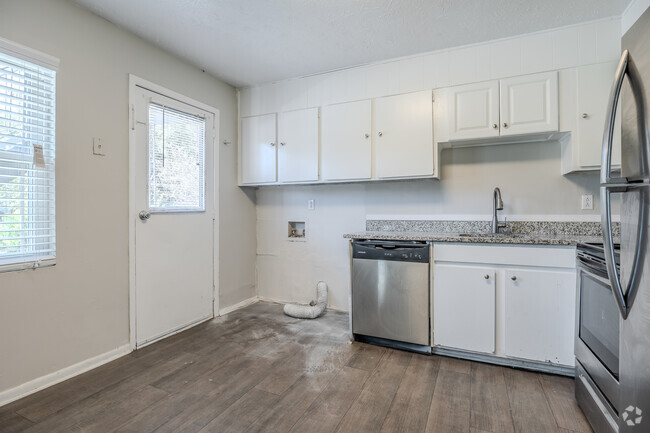 2BR, 1BA - 770SF - Kitchen