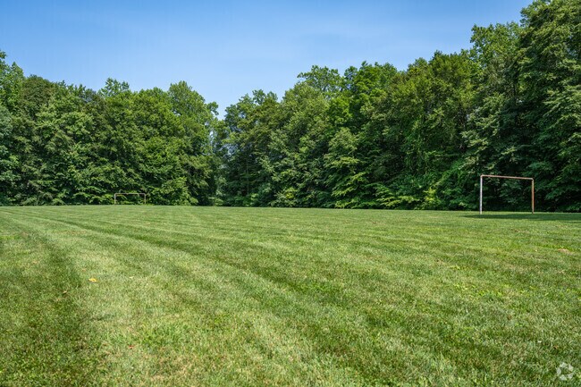 Hollywoods Park is a great spot to play soccer with friends in Hollywoods.