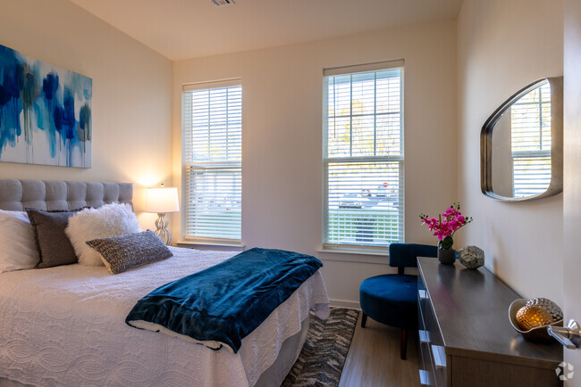1BR, 1BA - 756SF