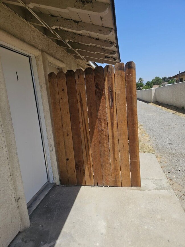 16594 Orange Way, Fontana, CA 92335 - photo 2