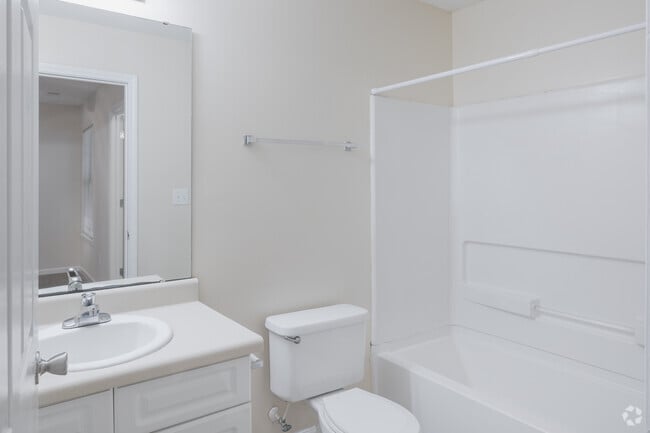 2BR, 2BA - 926SF - Primary Bathroom