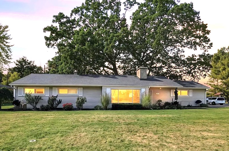 671 E Crest Ln, South Lyon, MI 48178 - photo 1