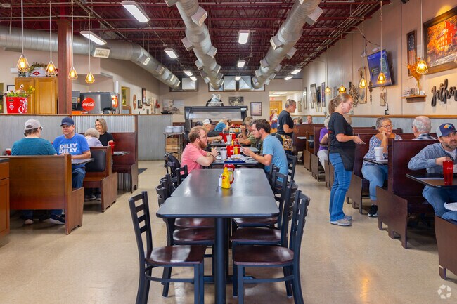 Diners enjoy hearty meals at Jeri's Kitchen in Kingman.