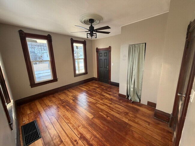 489 Almond St unit 1, Dubuque, IA 52001 - photo 4