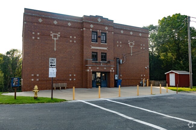 Jefferson Elementary School serves students in the Collinsville community.