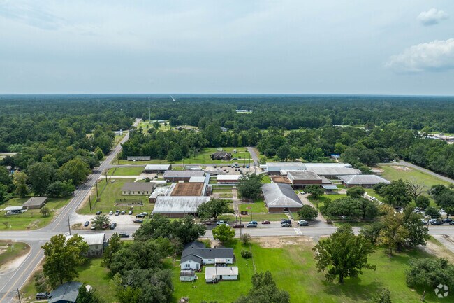 Starks High has a student-teacher ratio of 9:1.