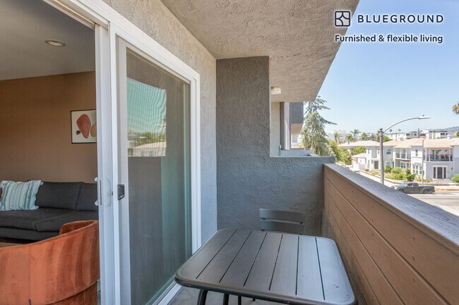 110 S Sweetzer Ave unit FL2-ID1107, Los Angeles, CA 90048 - photo 6