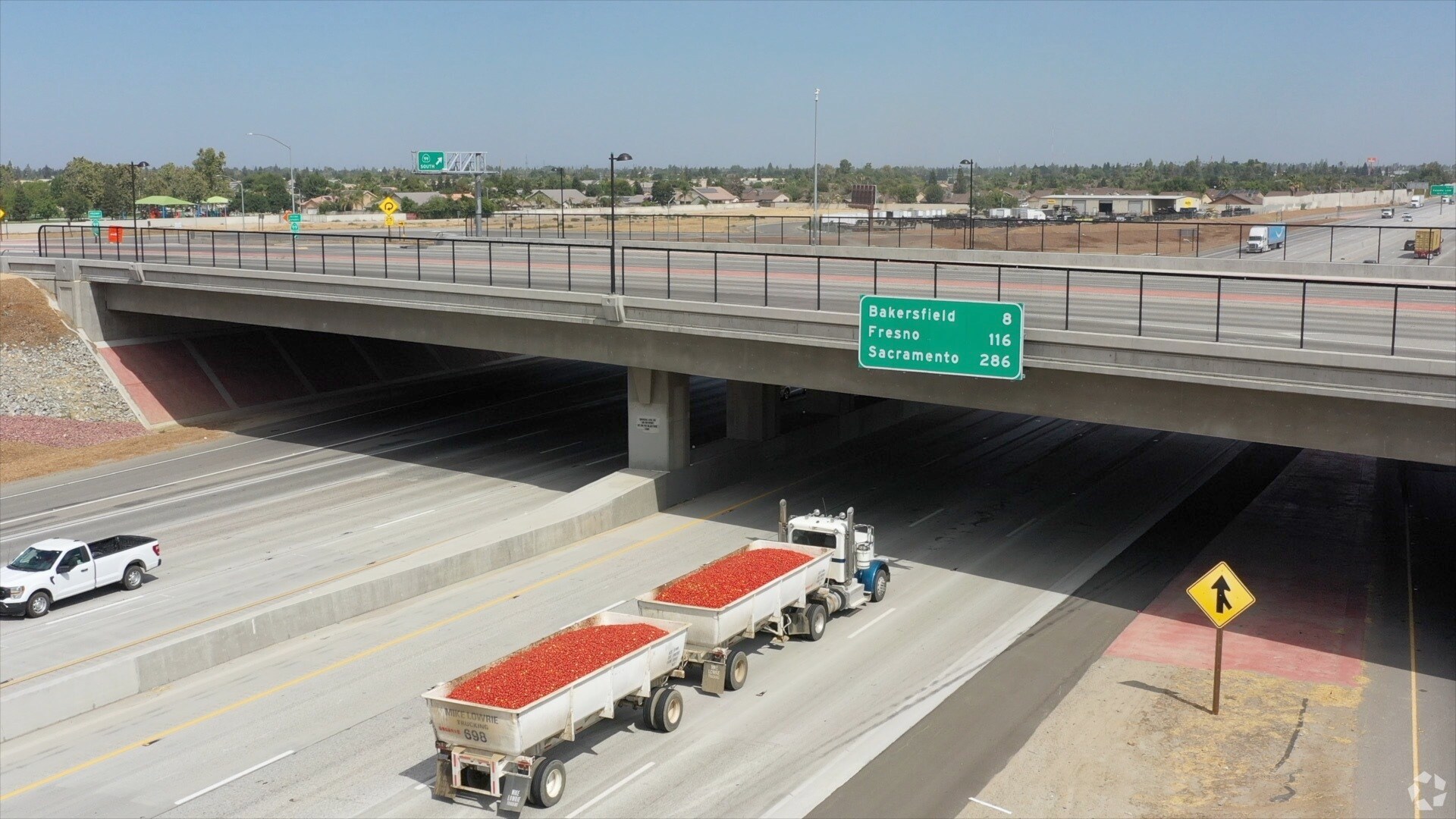 A glimpse of a major commuting highway near the Bakersfield neighborhoods.