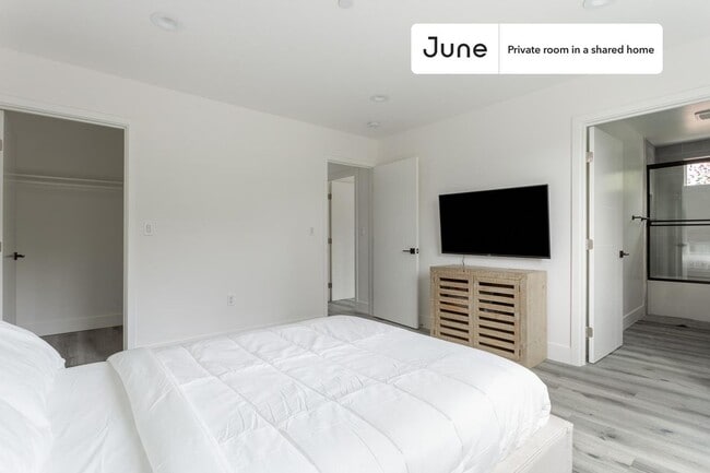 5641 Auckland Ave unit D, North Hollywood, CA 91601 - photo 2