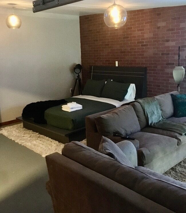 102 Chapel St, Newark, NJ 07105